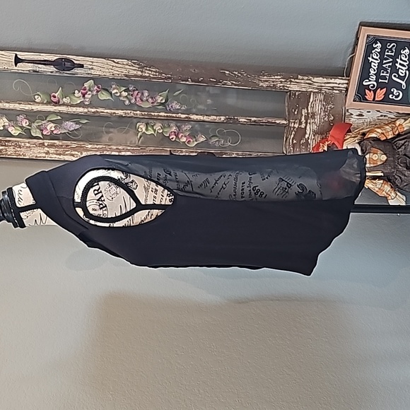 KIRRA TOP W/ SHEER BACK AND KEYHOLE DESIGN. SOLID FRONT. GREAT CONDITION! SIZE M - Picture 4 of 6